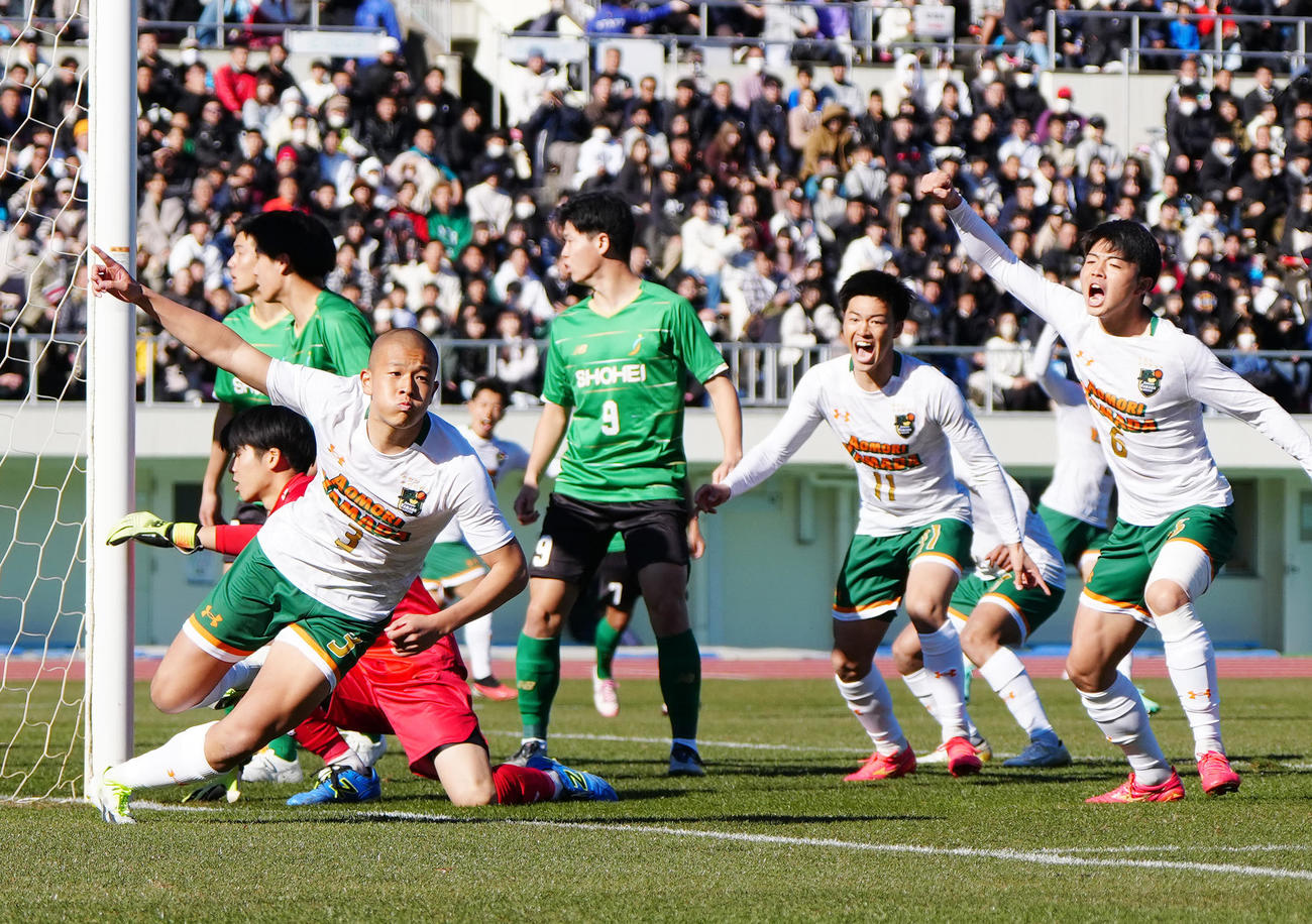 青森山田対昌平　前半、先制ゴールを決め歓喜する青森山田・小沼（手前左）（撮影・江口和貴）