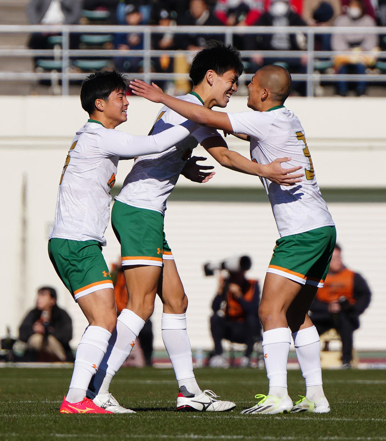 青森山田対昌平　前半、ゴールを決め喜ぶ青森山田・小泉（中央）（撮影・江口和貴）