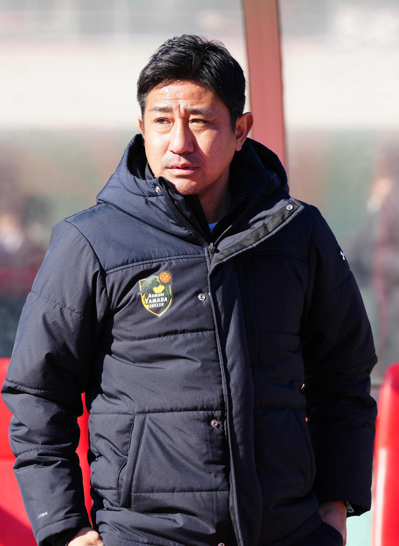 青森山田対昌平　試合前、ベンチ前に立つ青森山田・正木監督（撮影・江口和貴）