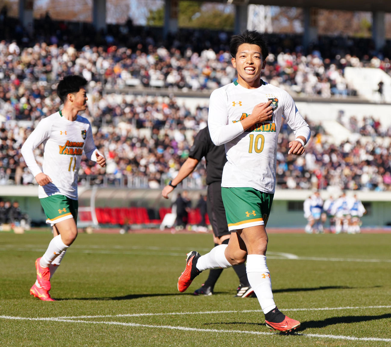 青森山田対昌平　前半、ゴールを決め喜ぶ青森山田・芝田（撮影・江口和貴）