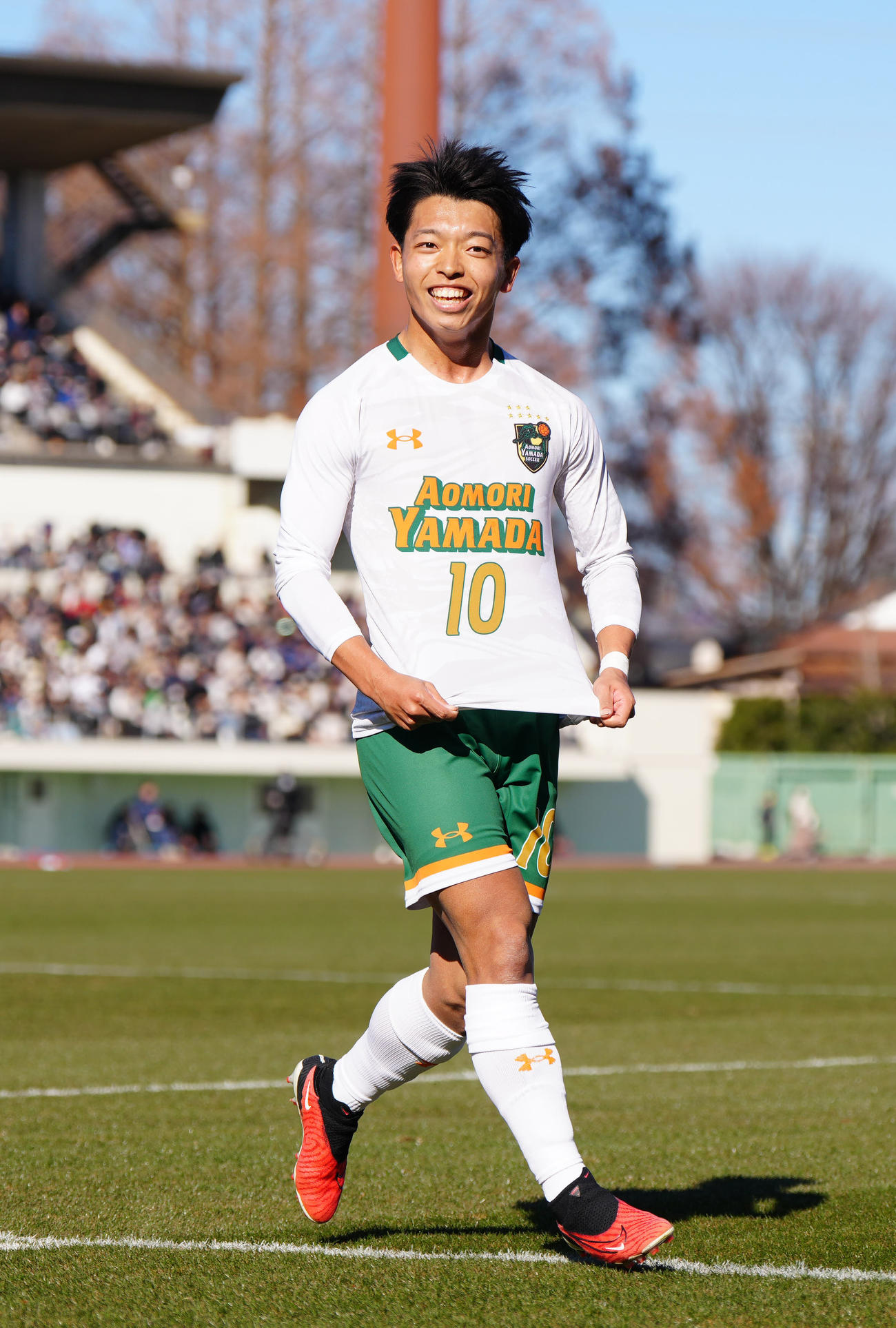 青森山田対昌平　前半、ゴールを決め喜ぶ青森山田・芝田（撮影・江口和貴）