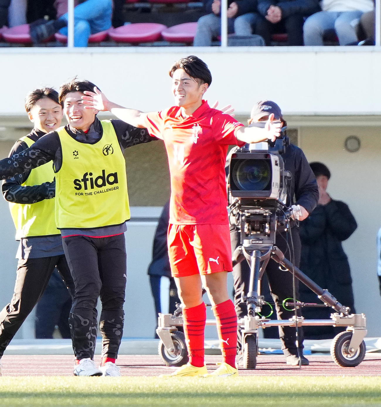 神村学園対近江　後半、FKでゴールを決め喜ぶ神村学園・名和田（右）（撮影・江口和貴）