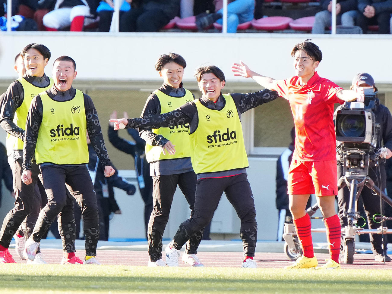 神村学園対近江　後半、FKでゴールを決め喜ぶ神村学園・名和田（右端）（撮影・江口和貴）