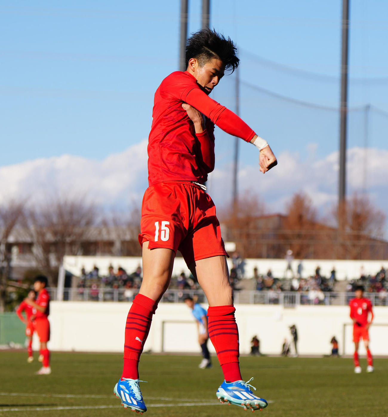 神村学園対近江　前半、ゴールを決めジャンプしガッツポーズを見せる神村学園・吉永（撮影・江口和貴）