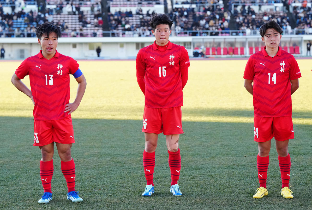 神村学園対近江　試合後、応援席にあいさつする神村学園の選手たち。左から西丸、吉永、名和田（撮影・江口和貴）