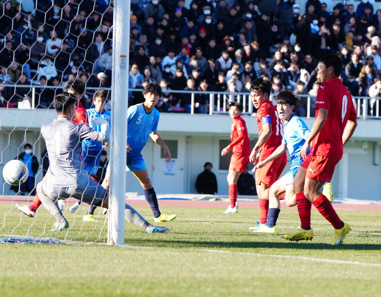 神村学園対近江　前半、ゴールを決める神村学園・西丸（右から3人目）（撮影・江口和貴）
