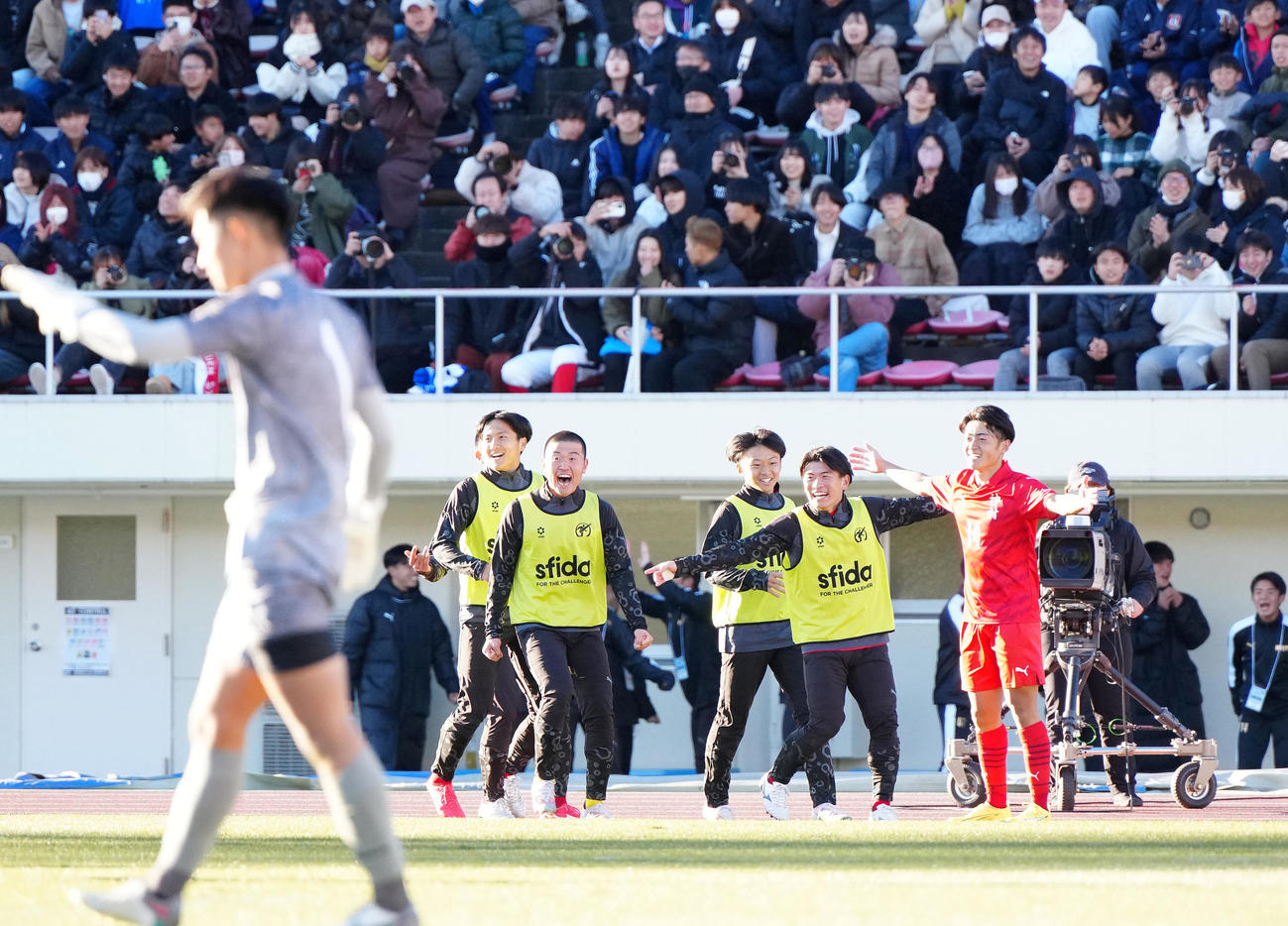 神村学園対近江　後半、FKでゴールを決め喜ぶ神村学園・名和田（右端）（撮影・江口和貴）