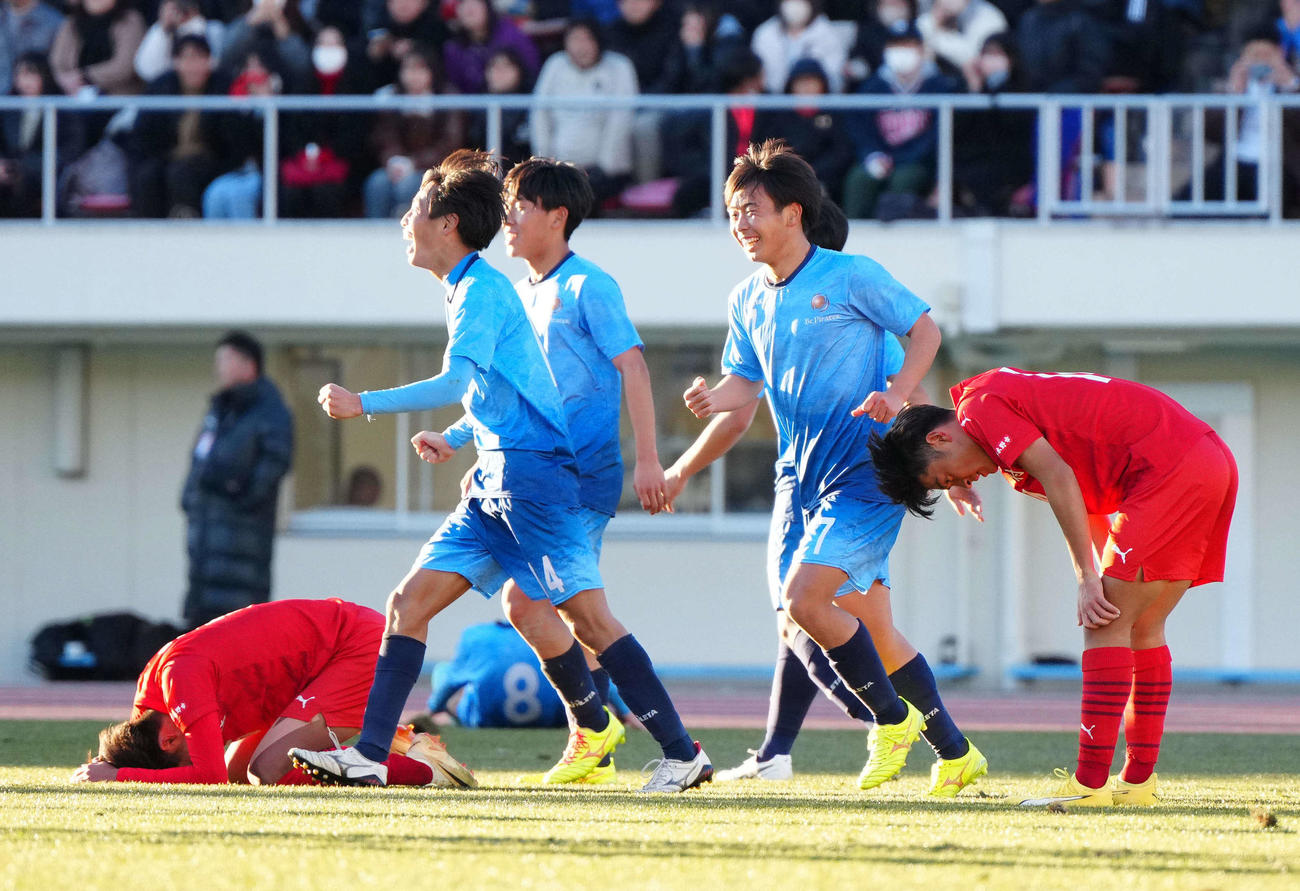 神村学園対近江　近江に敗れ、厳しい表情の神村学園・名和田（右端）。右から2人目は歓喜する近江・鵜戸（撮影・江口和貴）