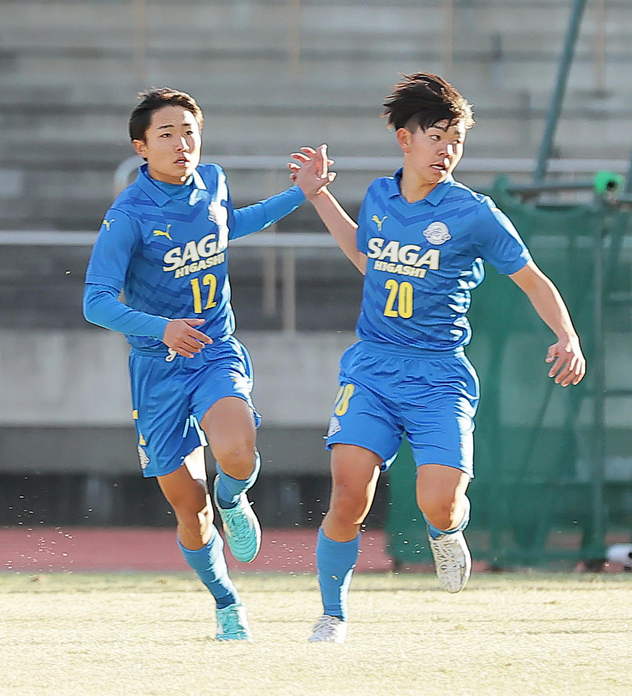 堀越対佐賀東　後半、ゴールを決めタッチを交わす佐賀東・田口（左）（撮影・足立雅史）