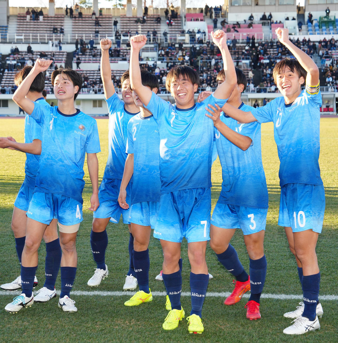 神村学園対近江　試合後、応援席にあいさつする鵜戸（右から3人目）ら近江の選手たち（撮影・江口和貴）