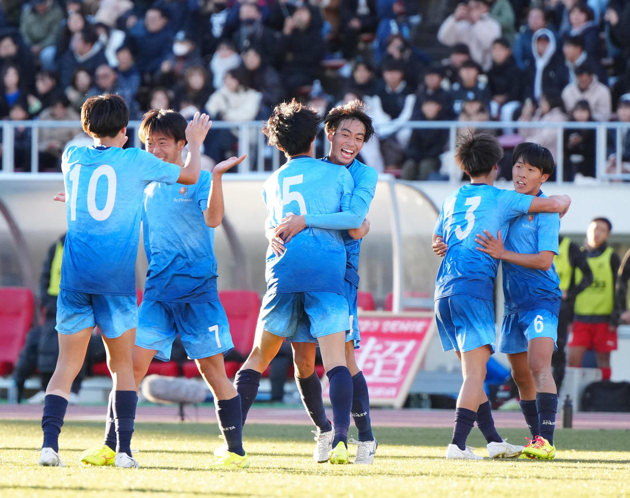 神村学園対近江　神村学園に勝利し、喜ぶ鵜戸（左から2人目）ら近江の選手たち（撮影・江口和貴）