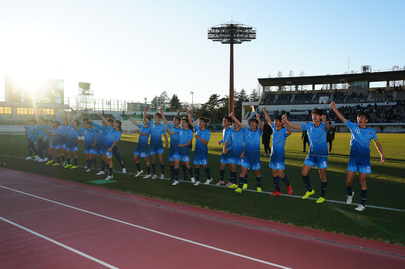 神村学園対近江　試合後、応援席にあいさつする近江の選手たち（撮影・江口和貴）