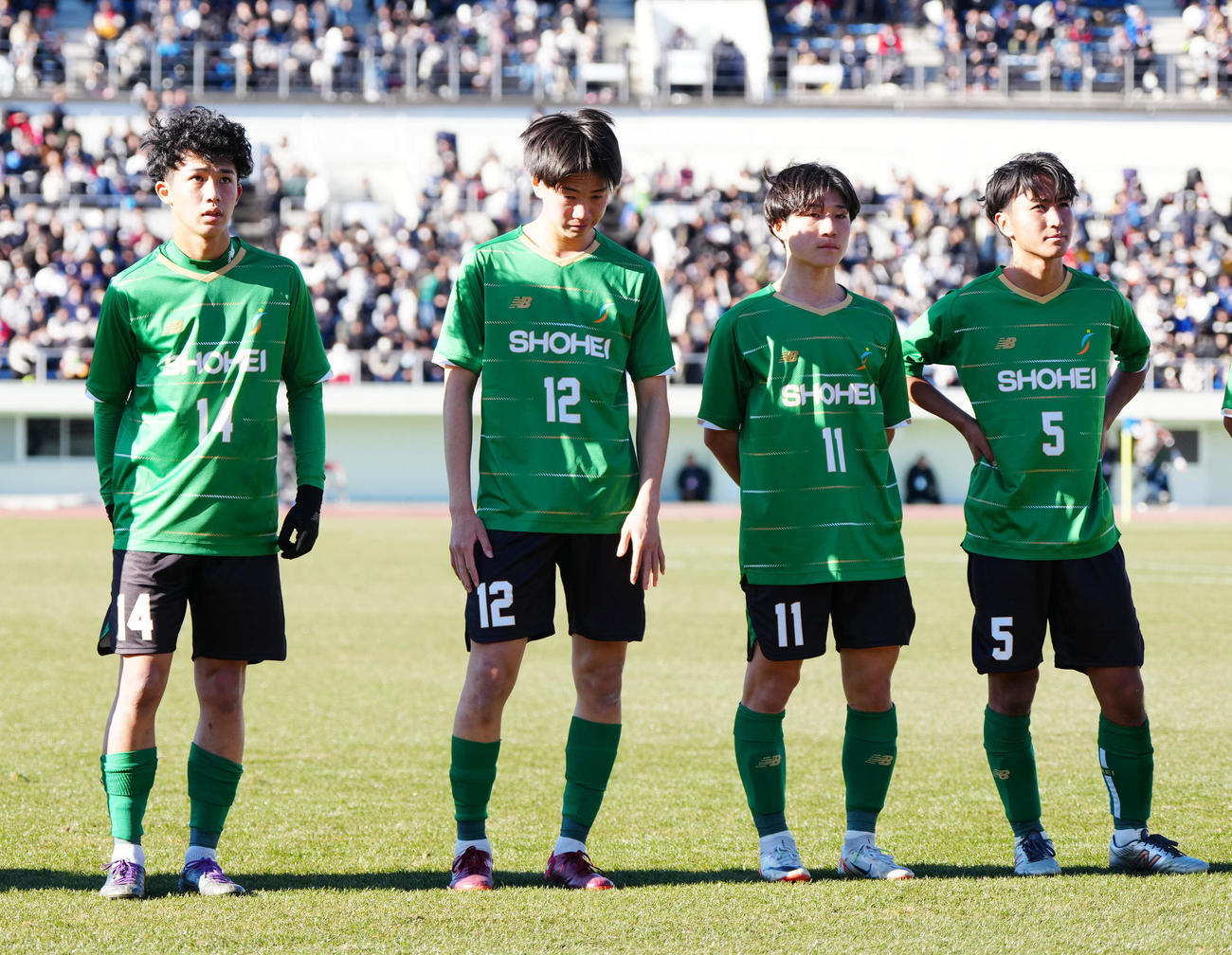 青森山田対昌平　試合後、応援席にあいさつする昌平の選手たち。左から山口、工藤、長璃、田中（撮影・江口和貴）