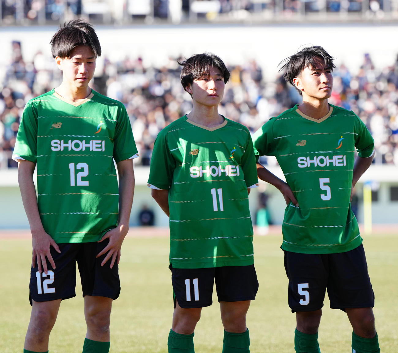 青森山田対昌平　試合後、応援席にあいさつする昌平の選手たち。左から工藤、長璃、田中（撮影・江口和貴）