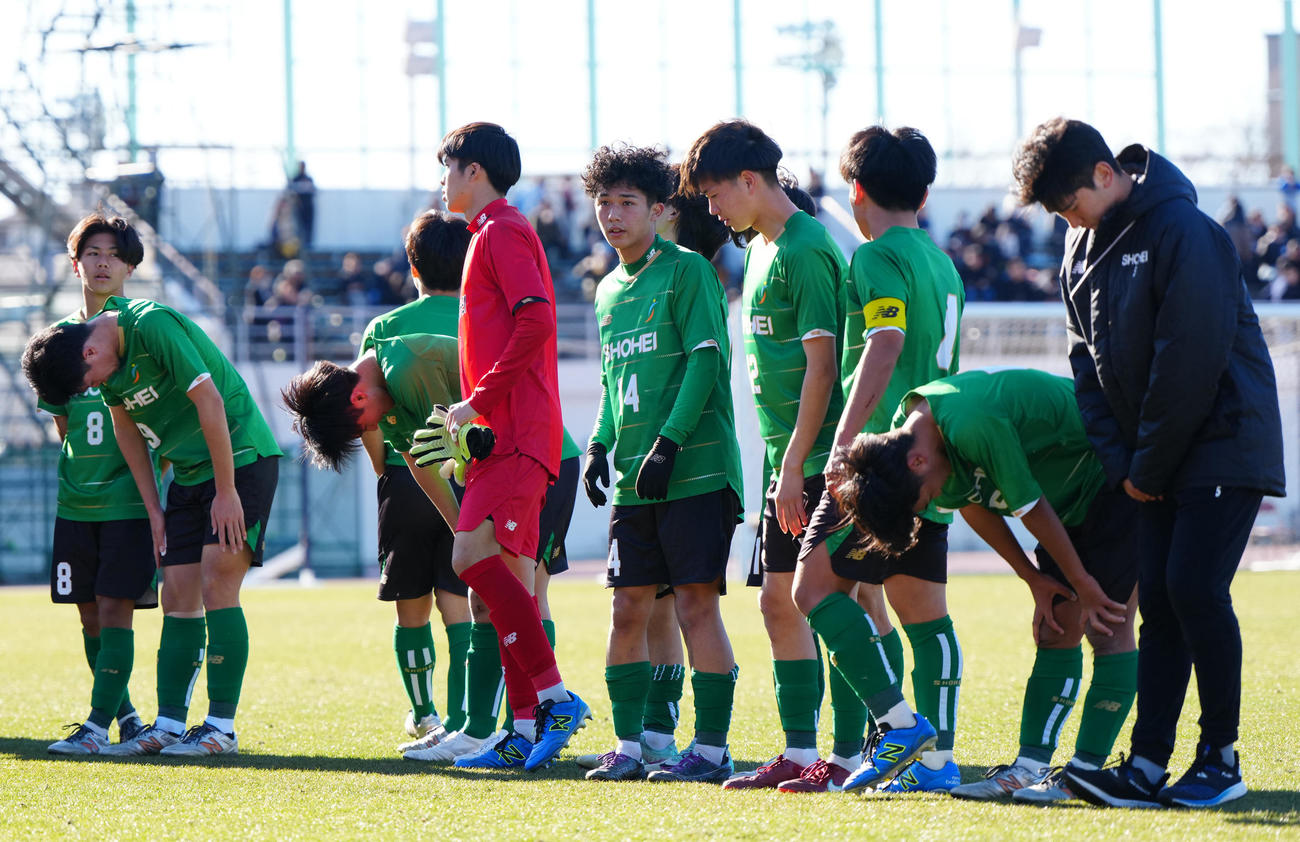 青森山田対昌平　試合後、応援席にあいさつする昌平の選手たち（撮影・江口和貴）