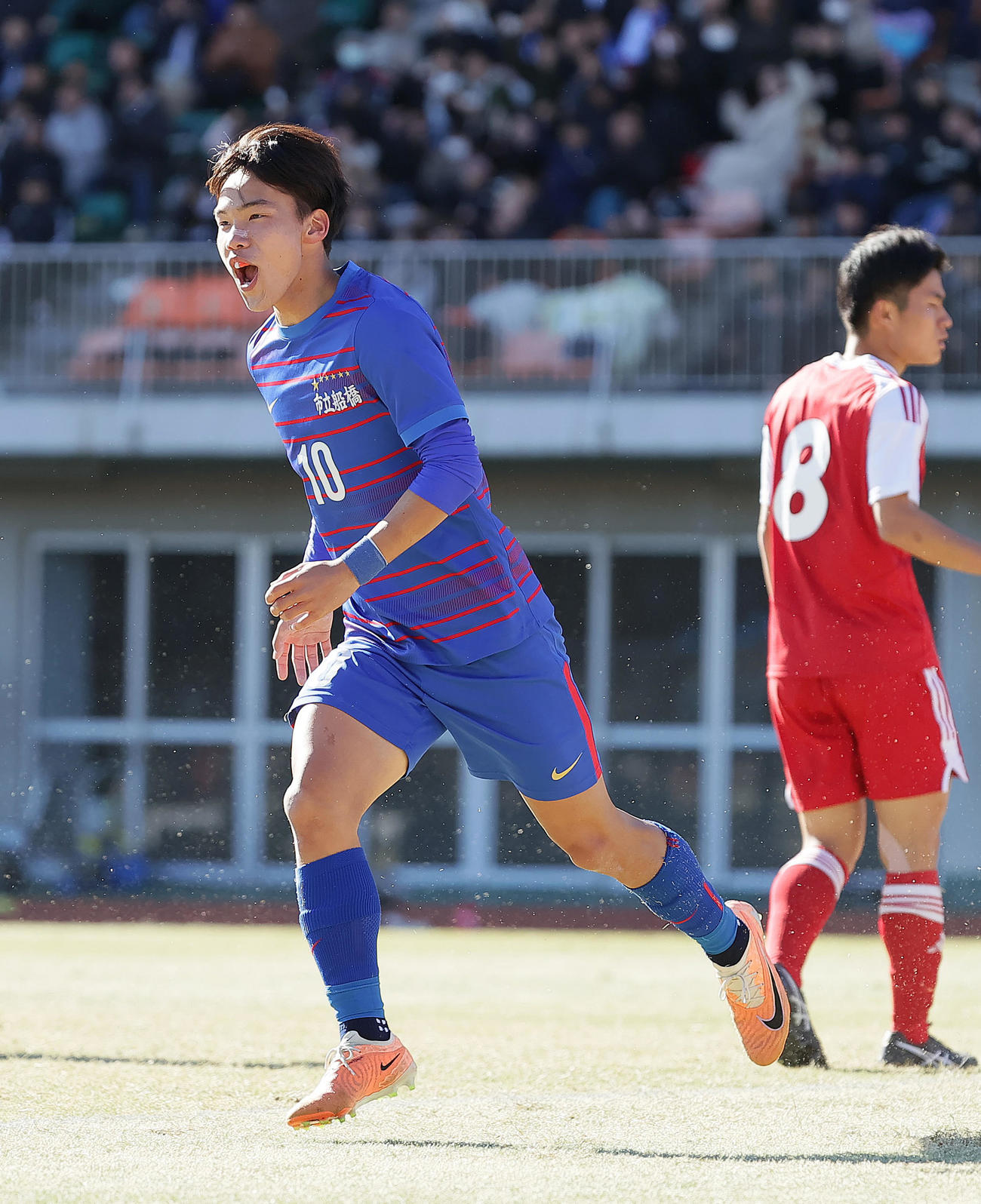 名古屋対市船橋　後半、ゴールを決め喜ぶ市船橋・郡司（撮影・足立雅史）