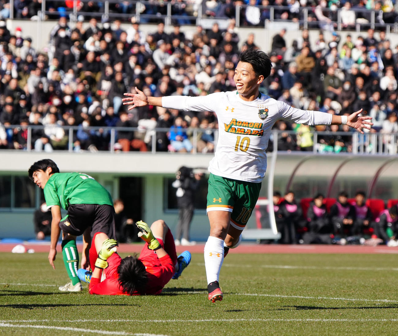 青森山田対昌平　前半、ゴールを決め喜ぶ青森山田・芝田（撮影・江口和貴）