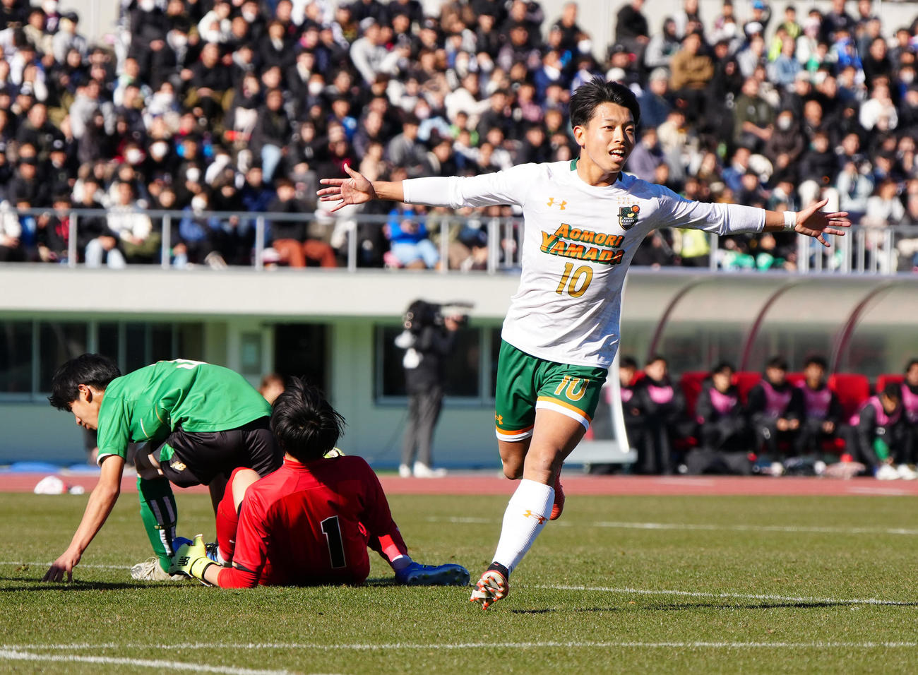 青森山田対昌平　前半、ゴールを決め喜ぶ青森山田・芝田（撮影・江口和貴）