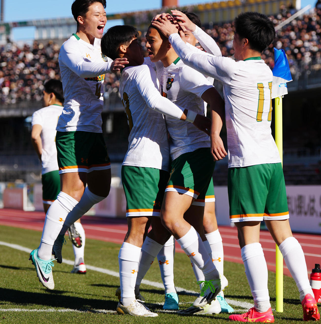 青森山田対昌平　前半、先制ゴールを決めチームメートに祝福される青森山田・小沼（中央右）（撮影・江口和貴）