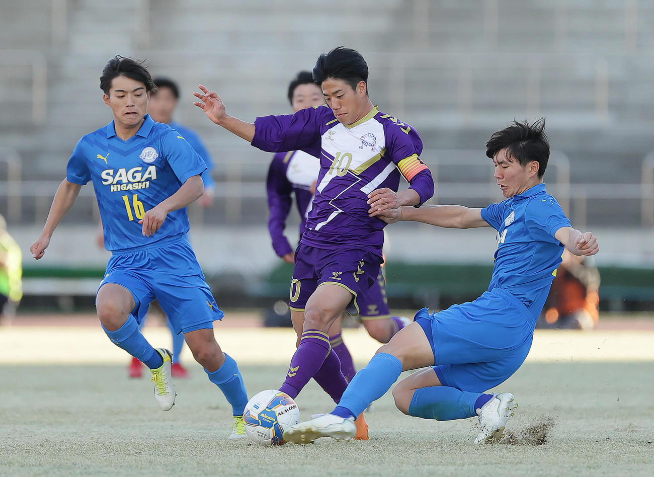堀越対佐賀東　後半、ドリブルで攻め込む堀越・中村（中央）（撮影・足立雅史）