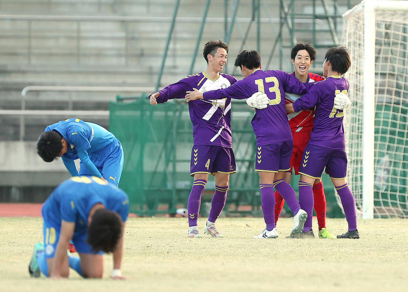 堀越対佐賀東　初の4強を決め抱き合い喜ぶ堀越・GK吉富（右から2人目）ら（撮影・足立雅史）