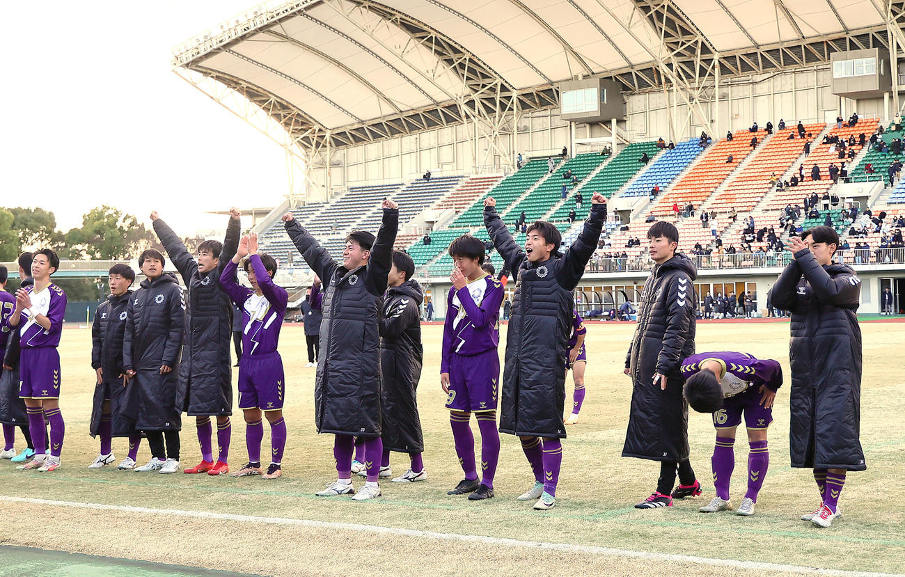 堀越対佐賀東　初の4強に沸く堀越の選手ら（撮影・足立雅史）