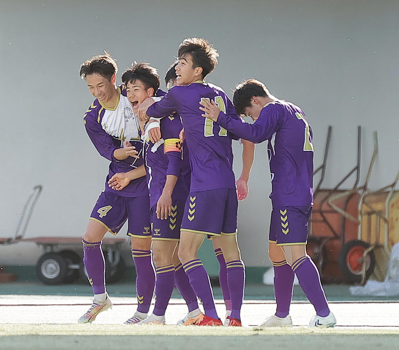 堀越対佐賀東　前半、ゴールを決め喜ぶ堀越・中村（左から2人目）（撮影・足立雅史）