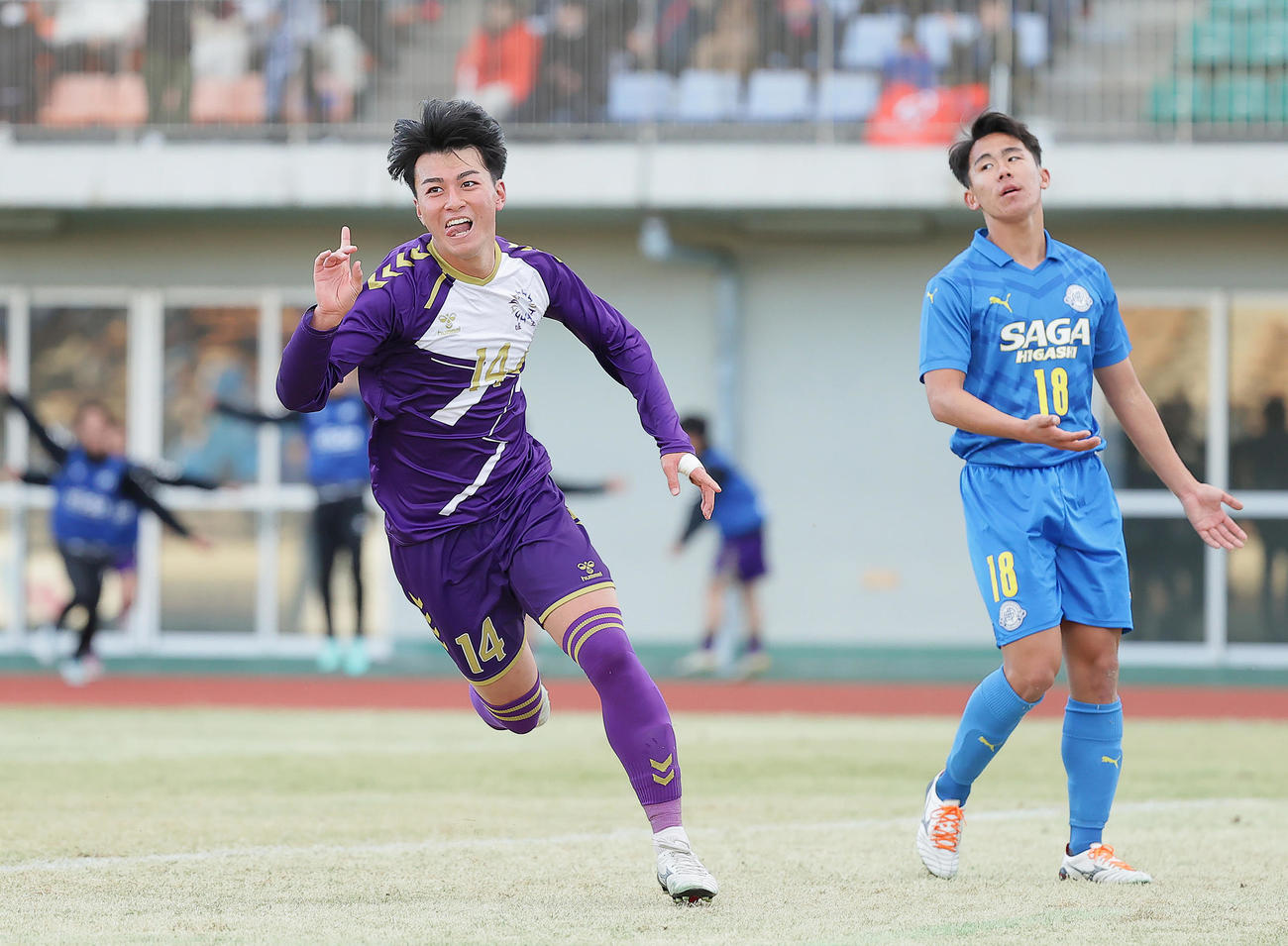 堀越対佐賀東　後半、ゴールを決め喜ぶ堀越・仲谷（左）（撮影・足立雅史）