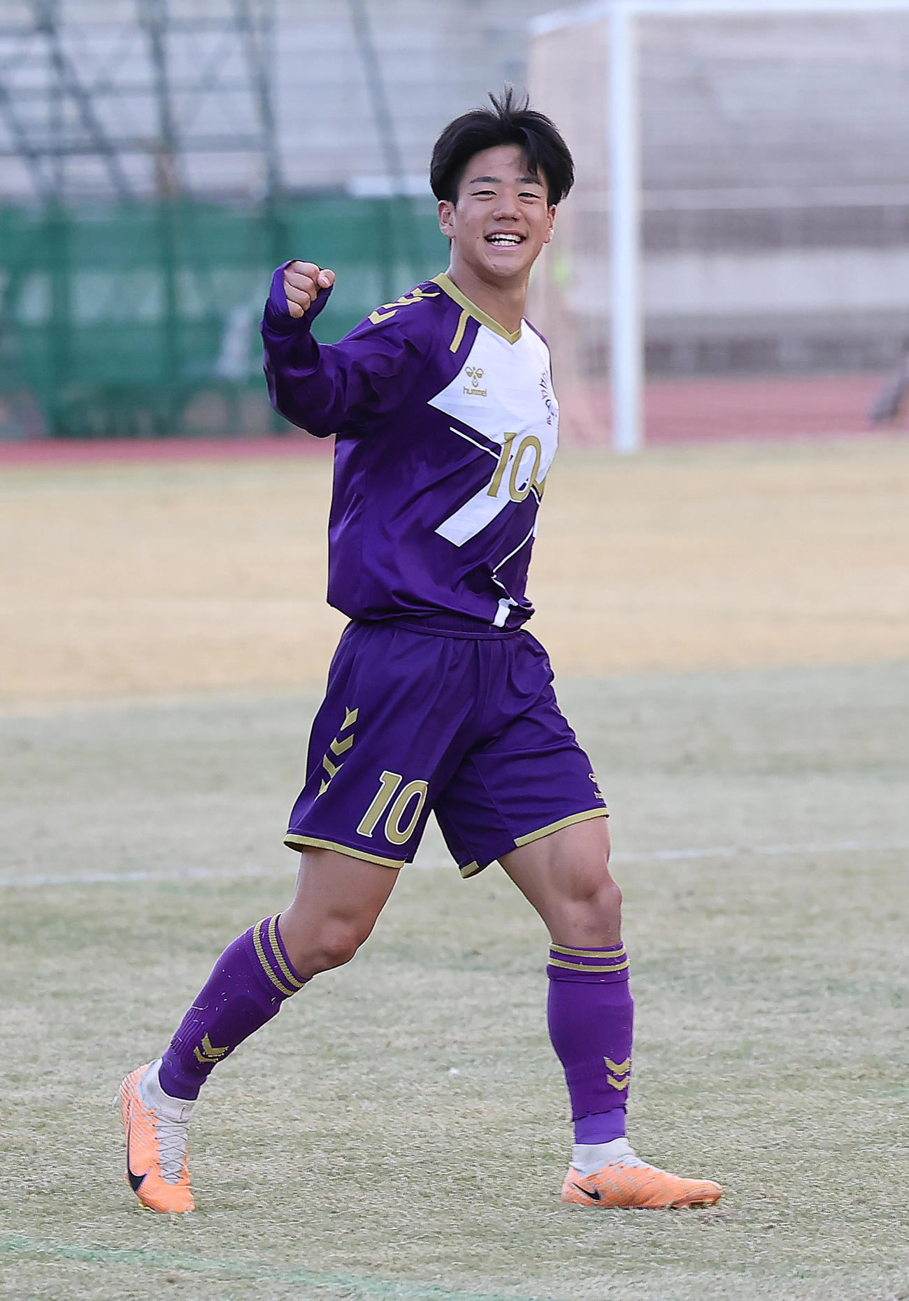 堀越対佐賀東　試合後、スタンドの声援に笑顔を見せる堀越・中村（撮影・足立雅史）