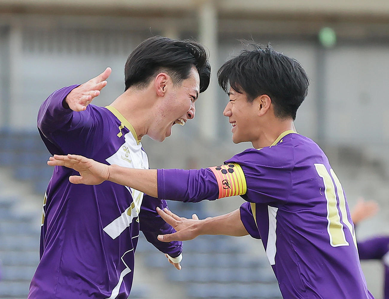 堀越対佐賀東　後半、ゴールを決めた堀越・仲谷（左）は中村と喜ぶ（撮影・足立雅史）
