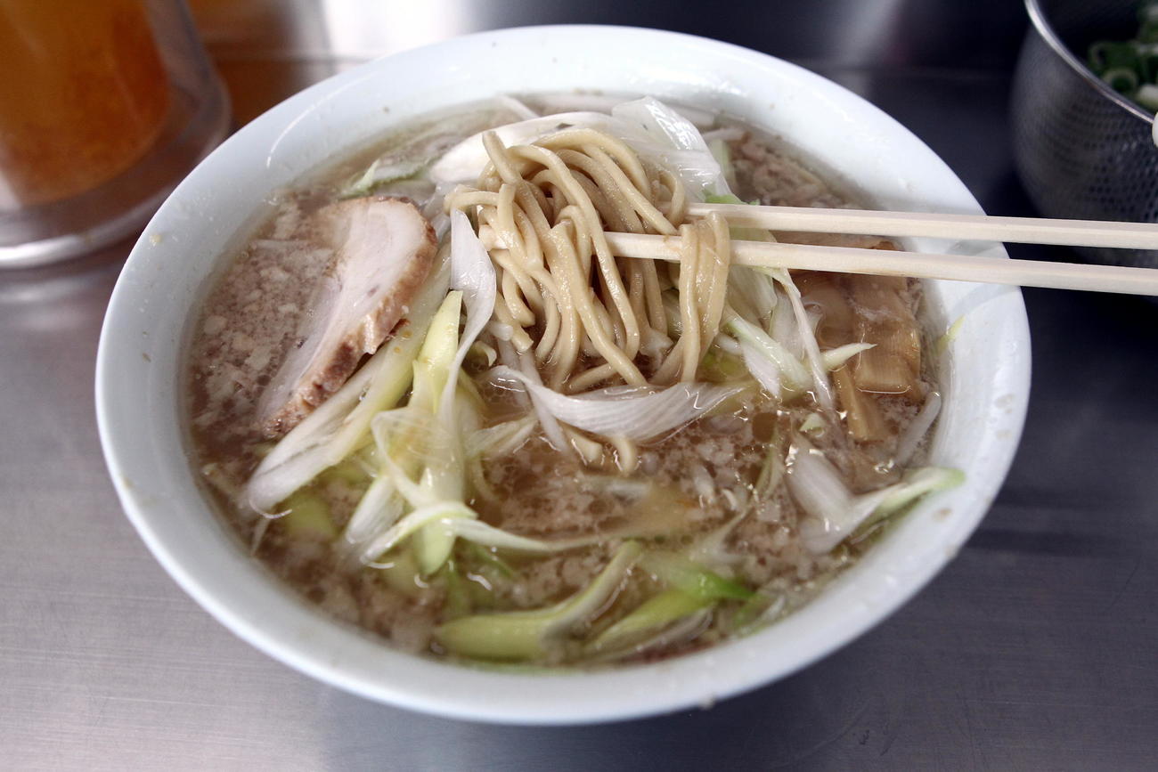 背脂こってりスープ、太麺が特徴のホープ軒のラーメン。ネギはトッピング（18年10月）