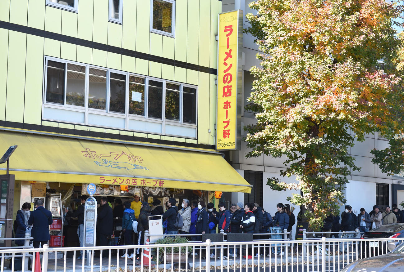 国立競技場近くにあるホープ軒、行列ができる（20年1月）