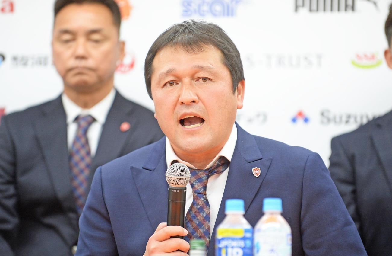 今季の抱負を語る清水の秋葉監督