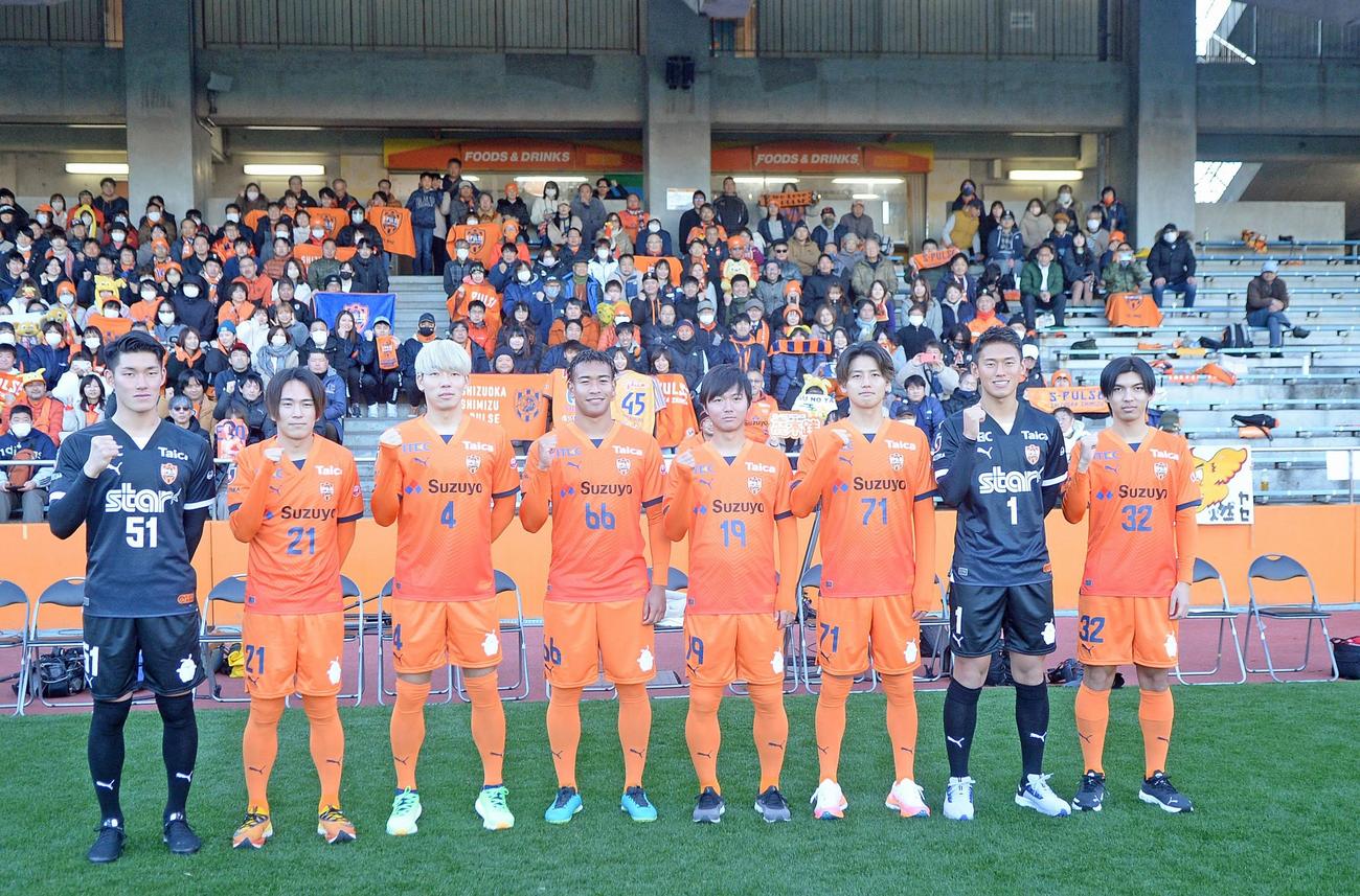 今季新加入の8選手。右から高木、沖、中村、松崎、住吉、蓮川、矢島、■（■は猪の日の右上に「、」）越