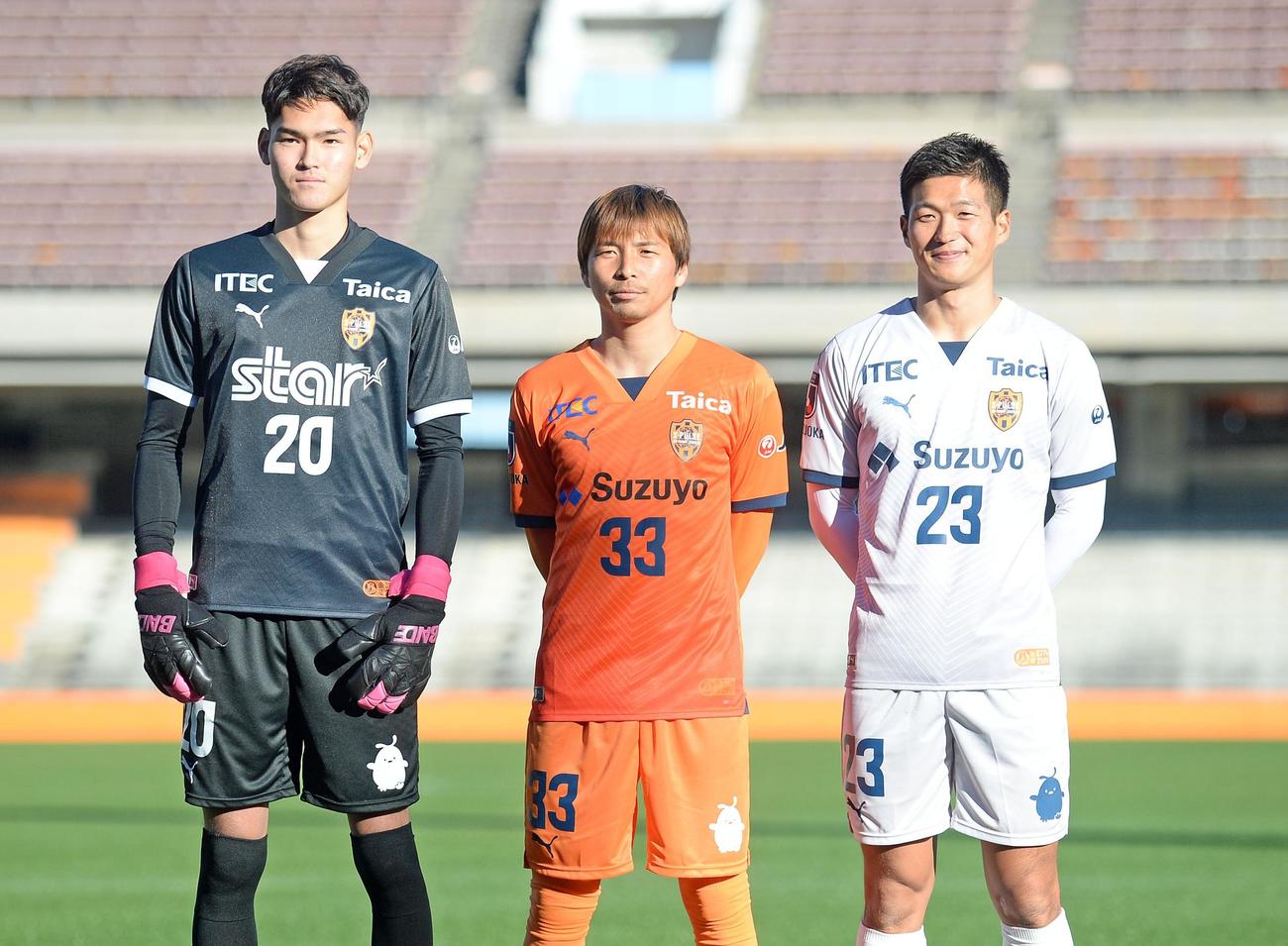 今季着用するユニホームを披露した、右から清水北川、乾、阿部