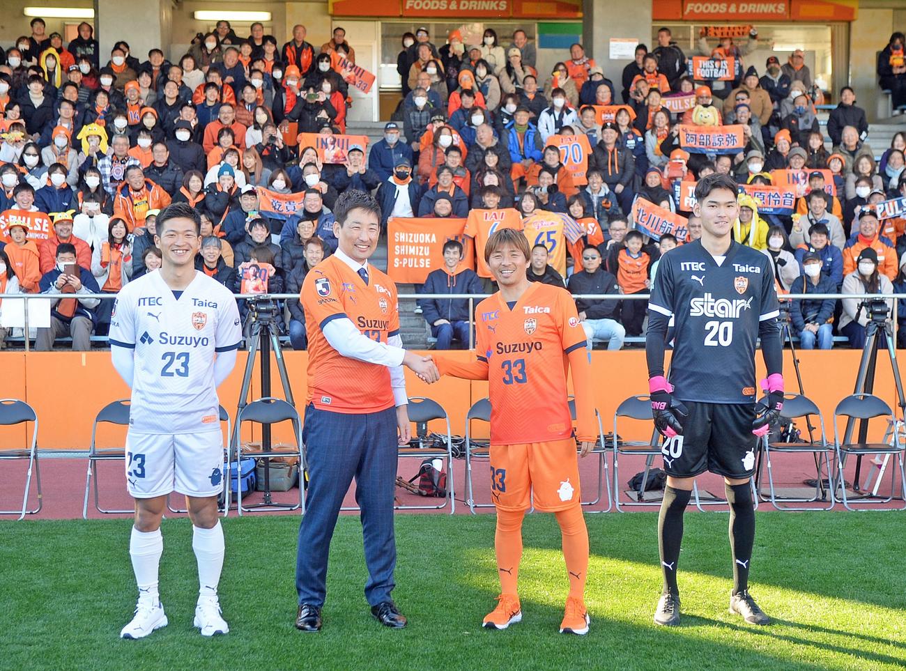 清水サポーターを背に記念撮影する、右から清水阿部、乾、阪神岩崎、北川