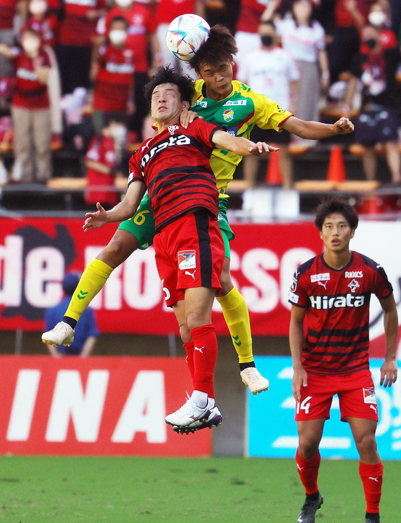競り合う千葉の西久保（後方）（2022年9月撮影）