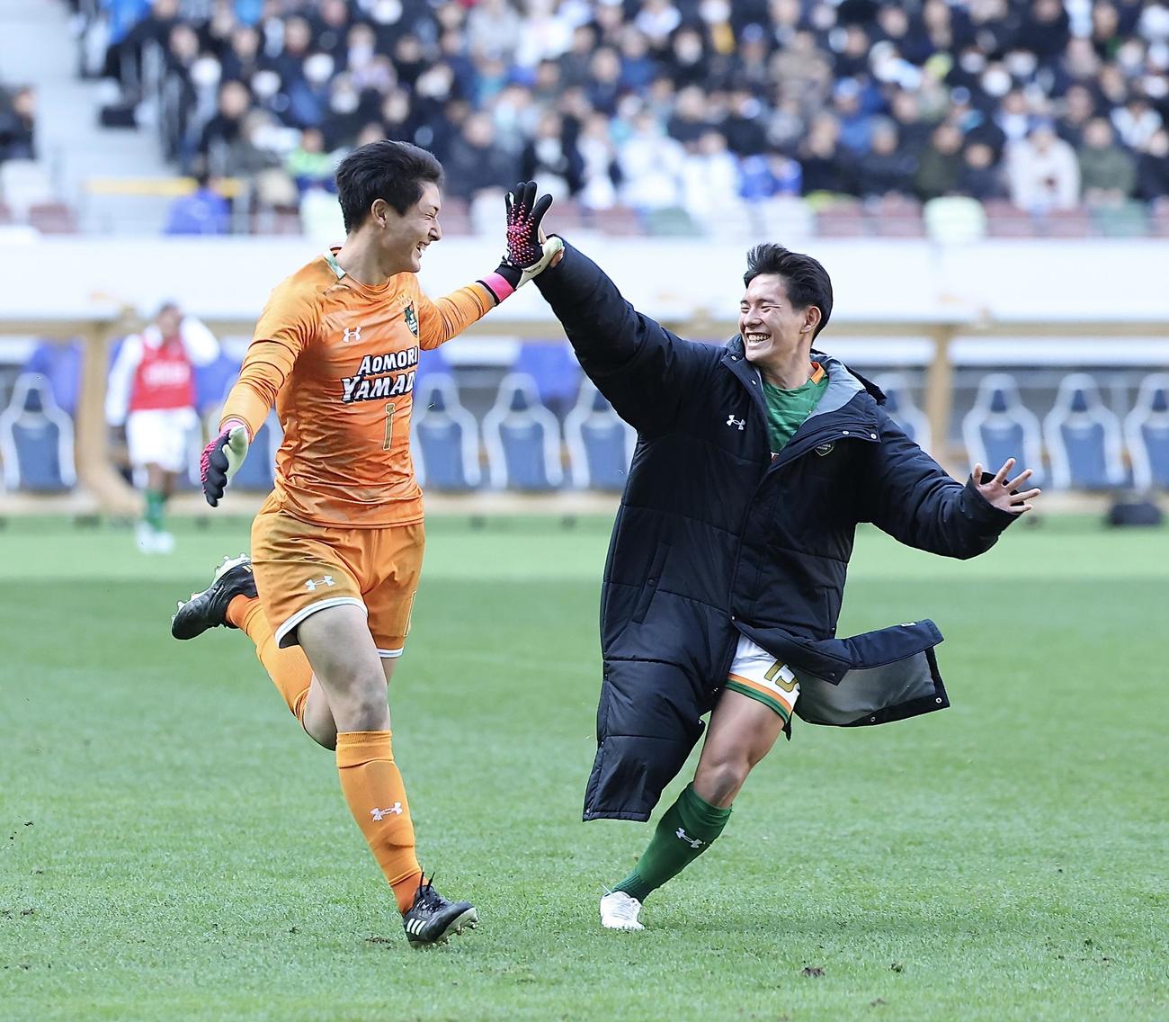市船橋対青森山田　PK戦を制し、市船橋に勝利し歓喜するGK鈴木（左）ら青森山田イレブン（撮影・河田真司）