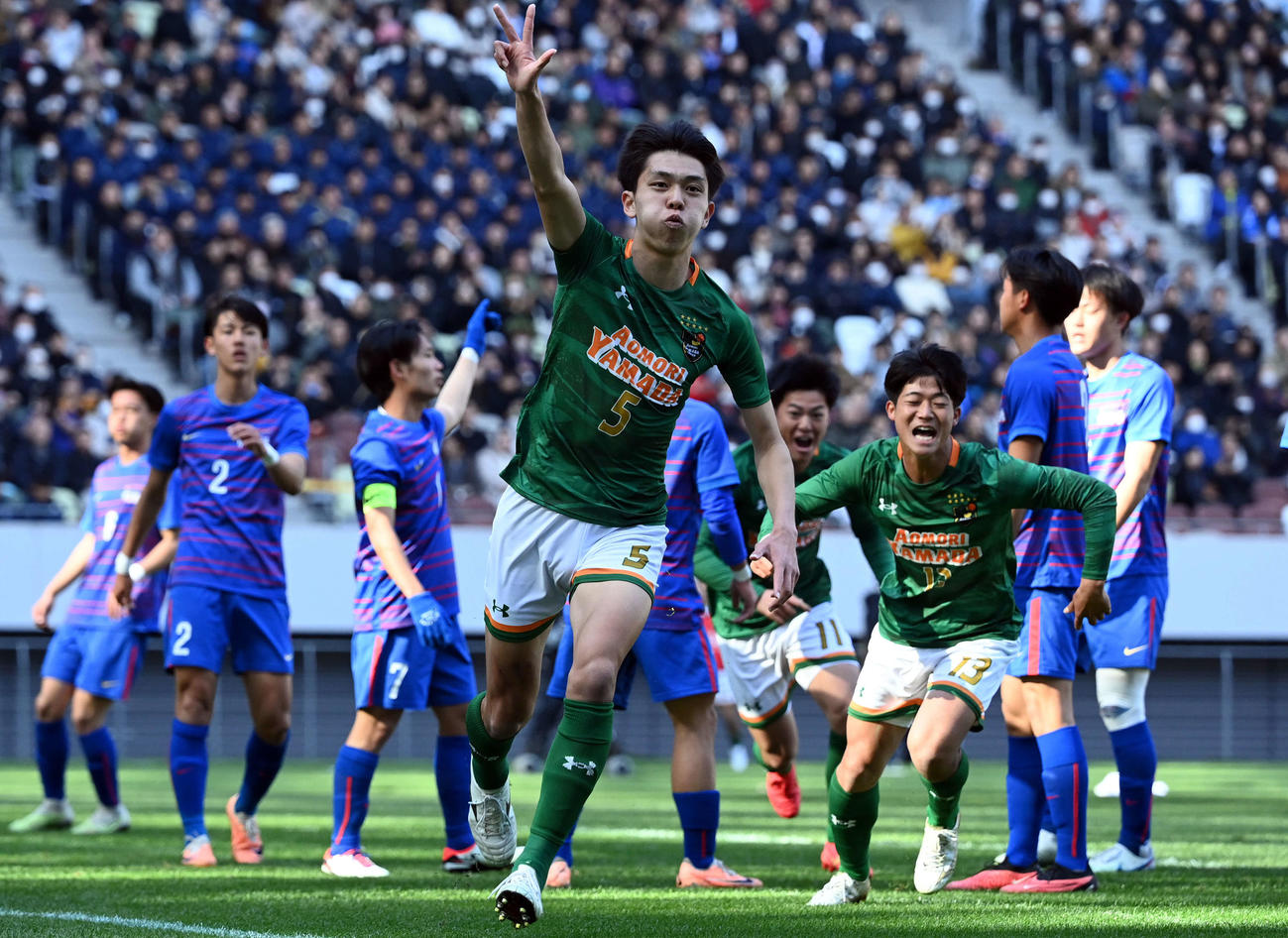 市船橋対青森山田　前半、先制ゴールを決め喜ぶ青森山田・小泉（撮影・たえ見朱実）