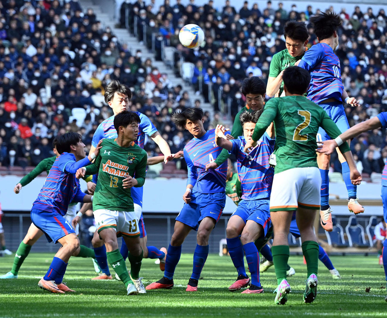 市船橋対青森山田　前半、先制ゴールを決める青森山田・小泉（右から2人目）（撮影・たえ見朱実）
