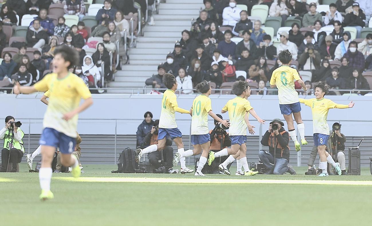 近江対堀越　前半、ゴールを決め、仲間に迎えられる近江・山門（右）（撮影・河田真司）