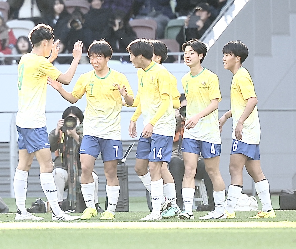 近江対堀越　前半、先制ゴールを決める近江・鵜戸（左から2人目）（撮影・河田真司）