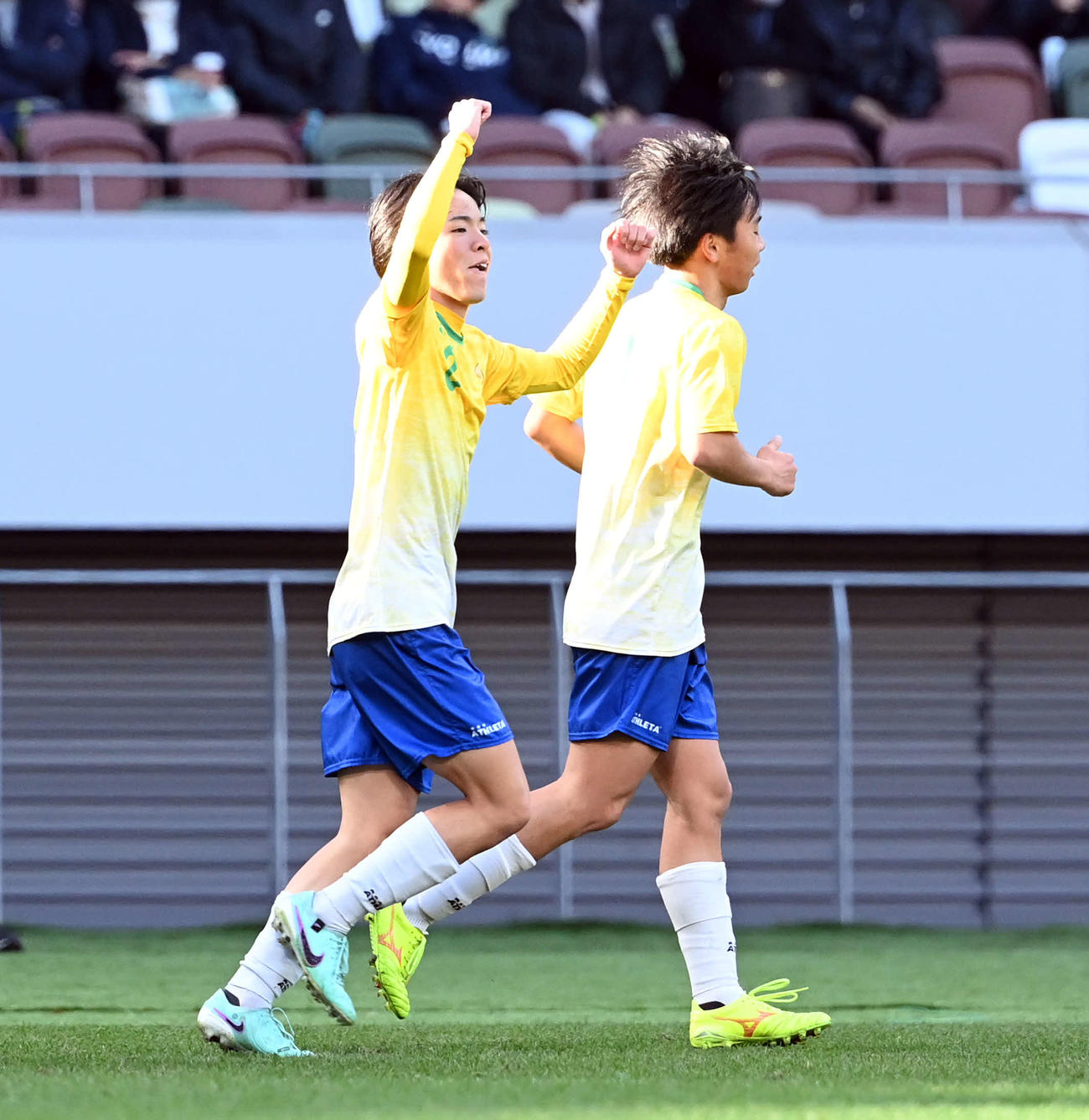 近江対堀越　前半、ゴールを決め喜ぶ近江・山門（撮影・たえ見朱実）