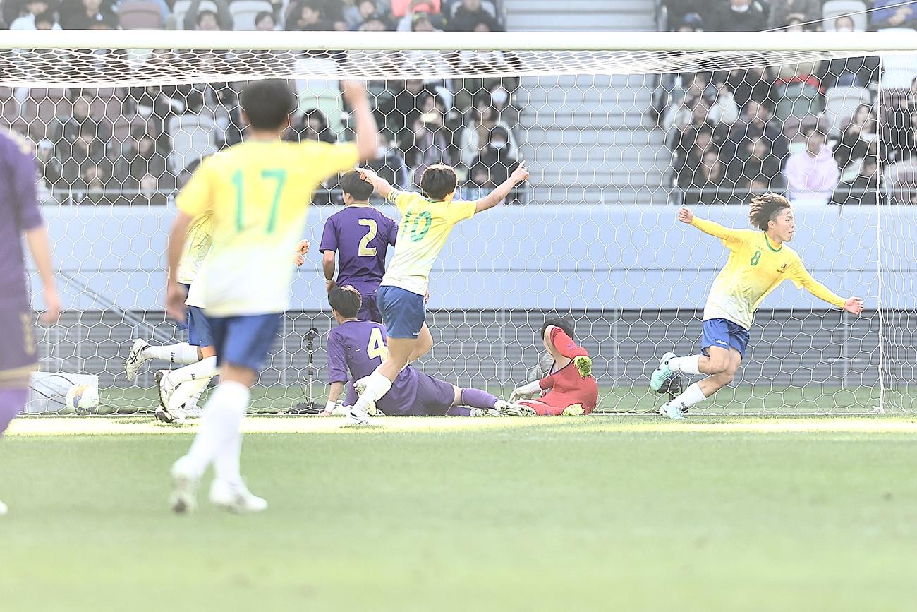 近江対堀越　前半、ゴールを決める近江・山門（右）（撮影・河田真司）