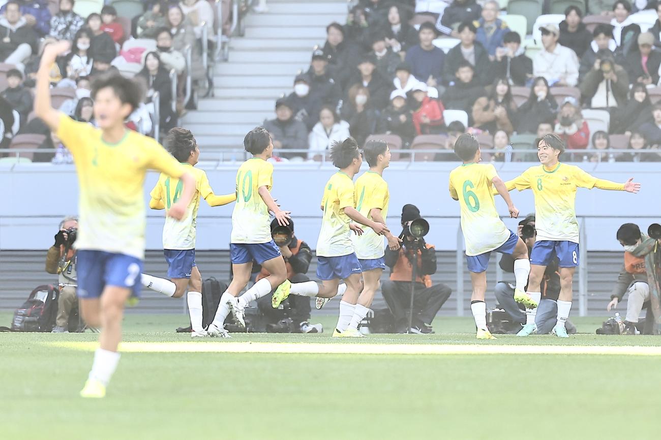 近江対堀越　前半、ゴールを決め、仲間に迎えられる近江・山門（右）（撮影・河田真司）