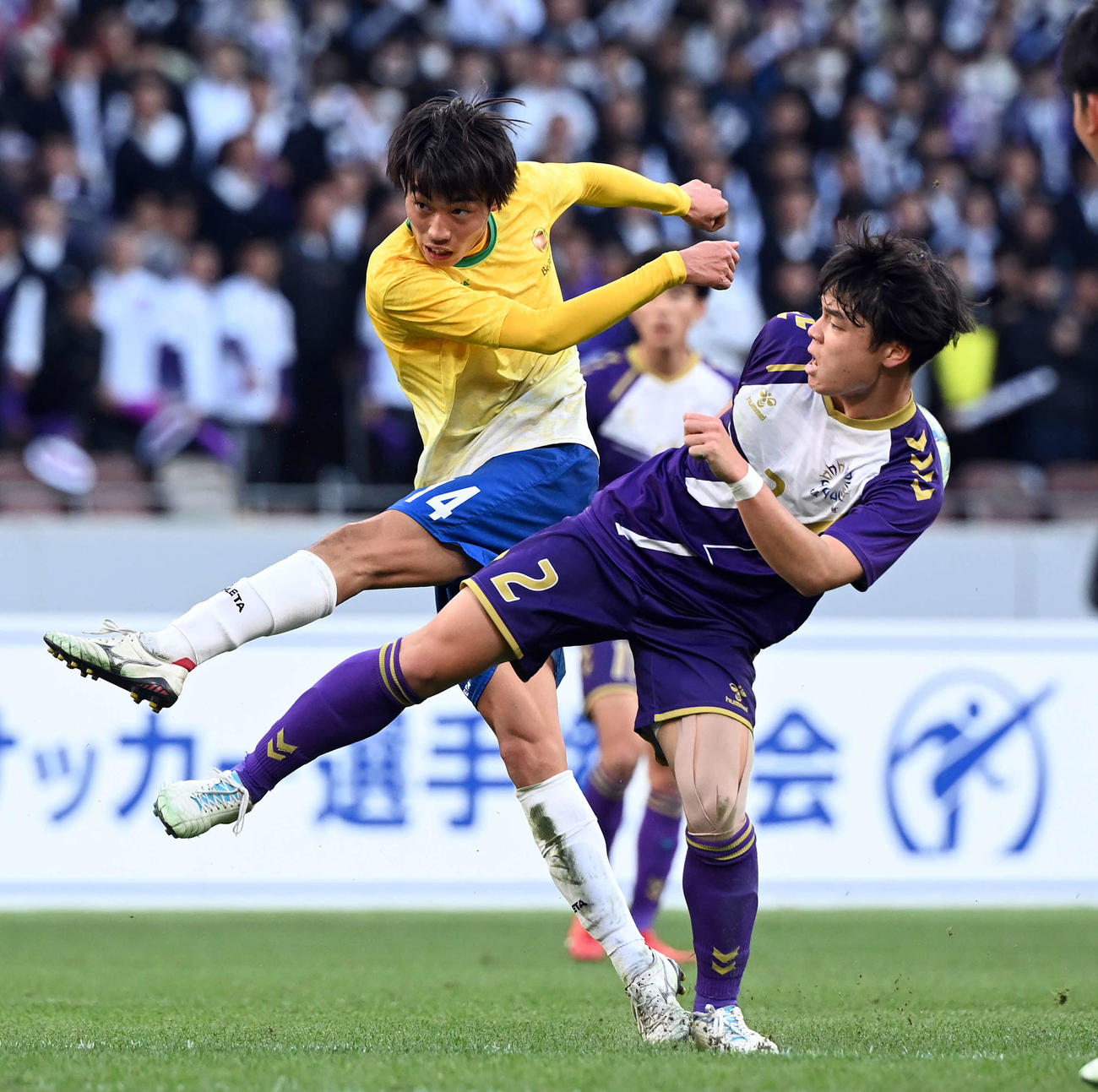 近江対堀越　後半、シュートを放つ近江・浅井。右は堀越・竹内（撮影・たえ見朱実）
