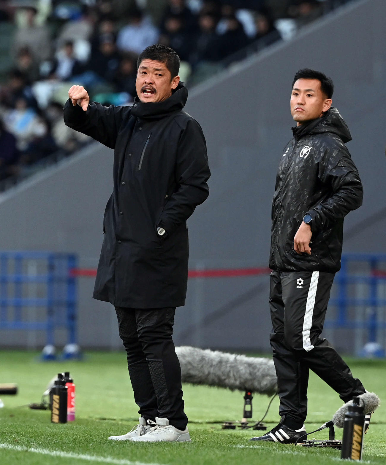 近江対堀越　選手に指示を出す近江・前田監督（左）（撮影・たえ見朱実）