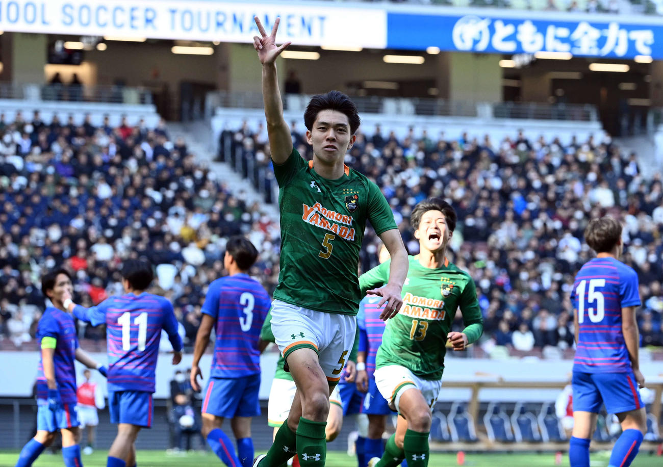 市船橋対青森山田　前半、先制ゴールを決め喜ぶ青森山田・小泉（撮影・たえ見朱実）