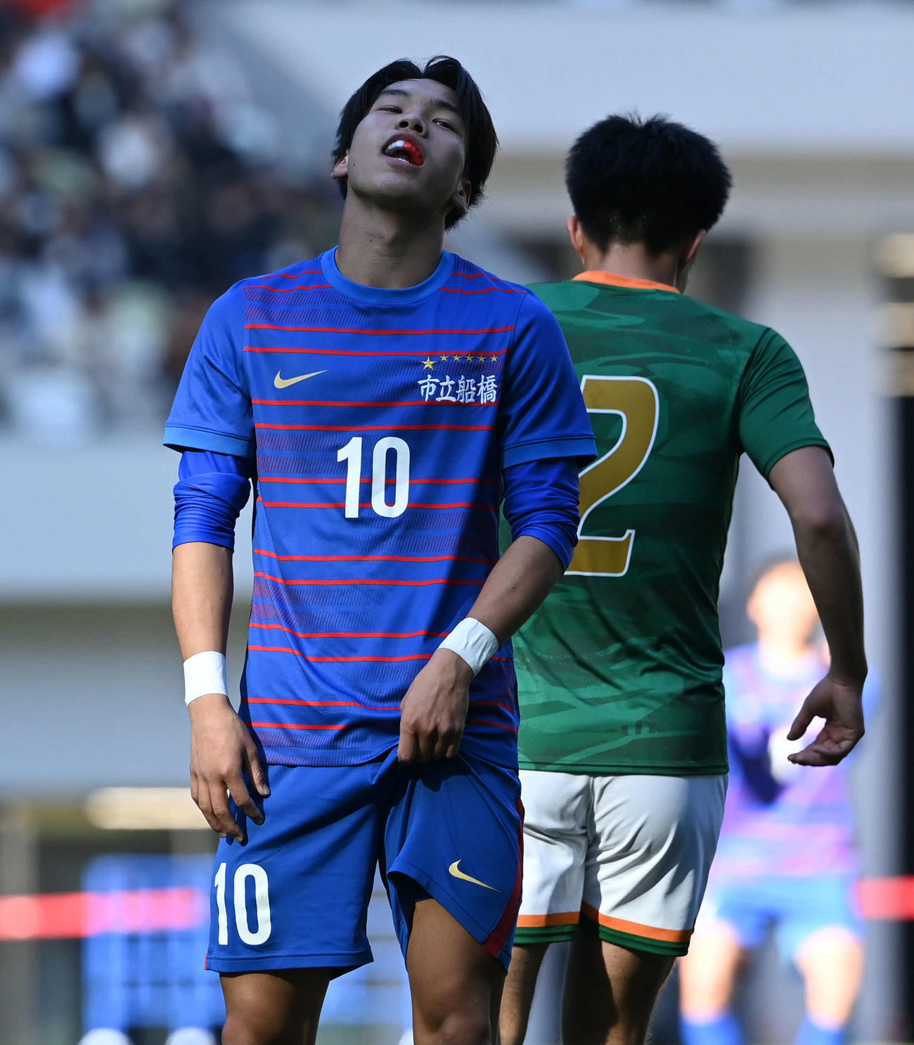 市船橋対青森山田　後半、ドールを外しがっかりする市船橋・郡司（撮影・たえ見朱実）