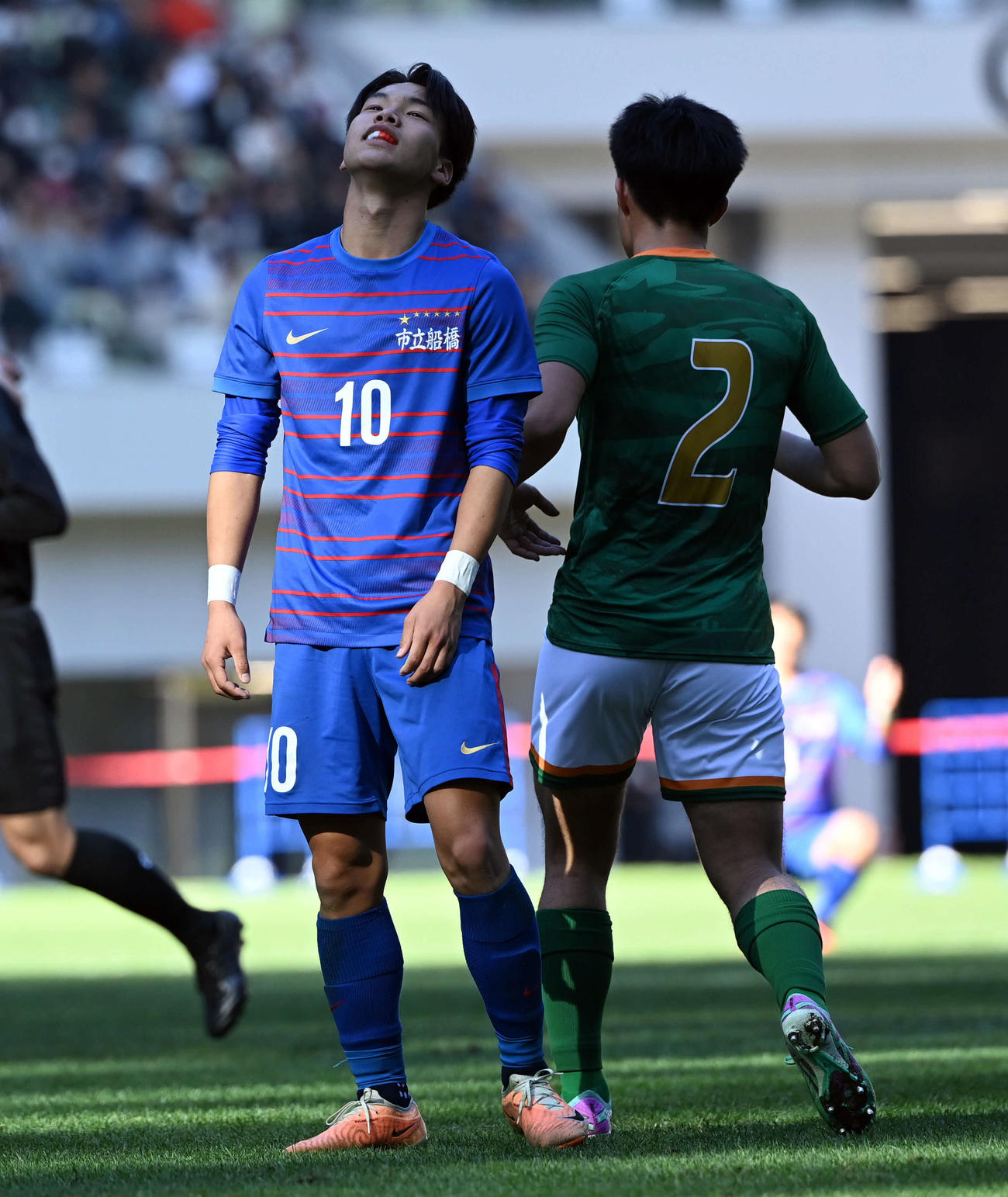 市船橋対青森山田　後半、ドールを外しがっかりする市船橋・郡司（撮影・たえ見朱実）